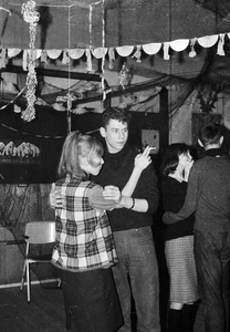 845222 Afbeelding van enkele paren op de dansvloer tijdens een klassenavond op de IVO-school P.F. van Overbeekeschool ...